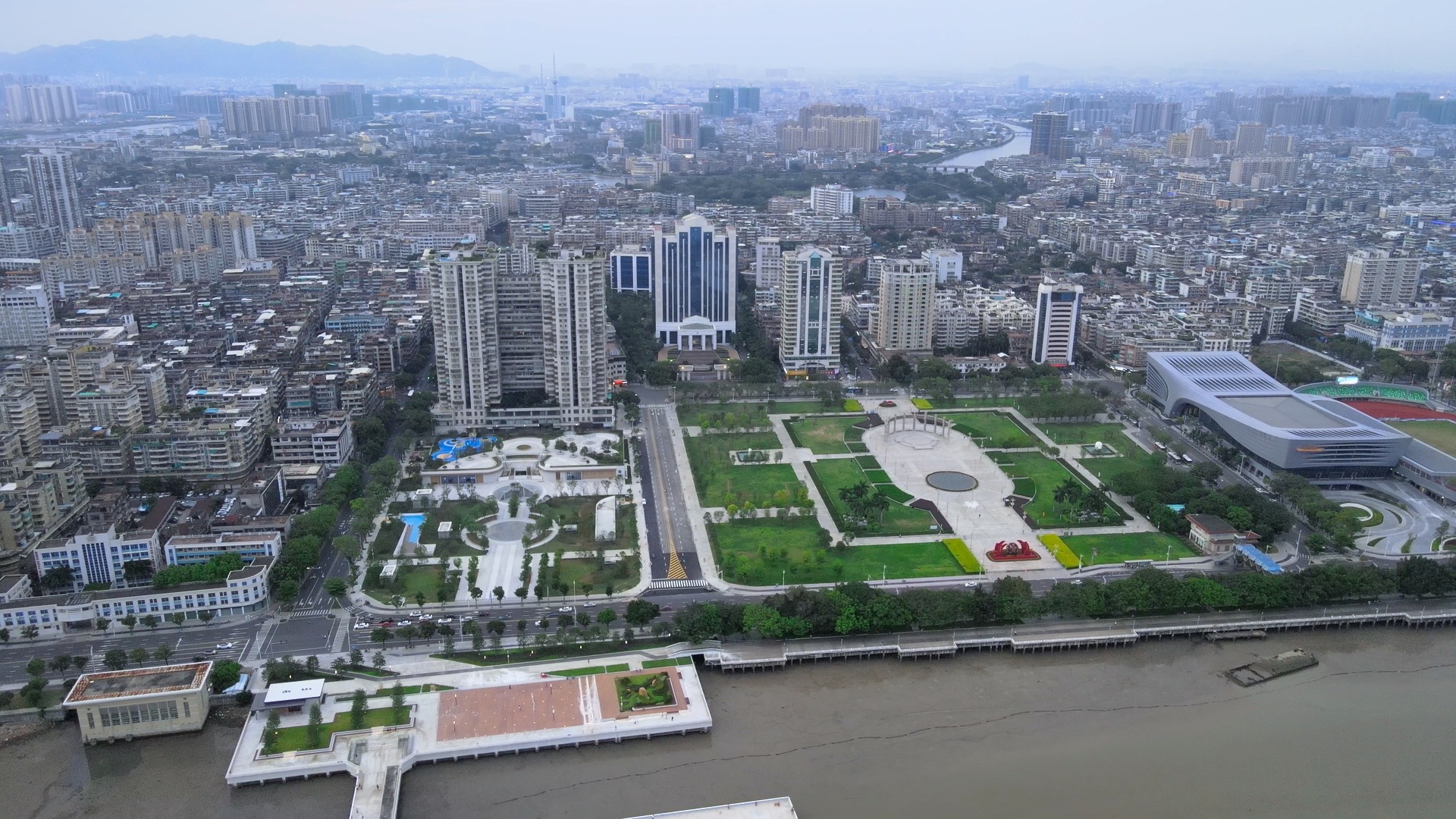 航拍汕头地标的日夜变换:人民广场灯光璀璨开启梦幻夜景