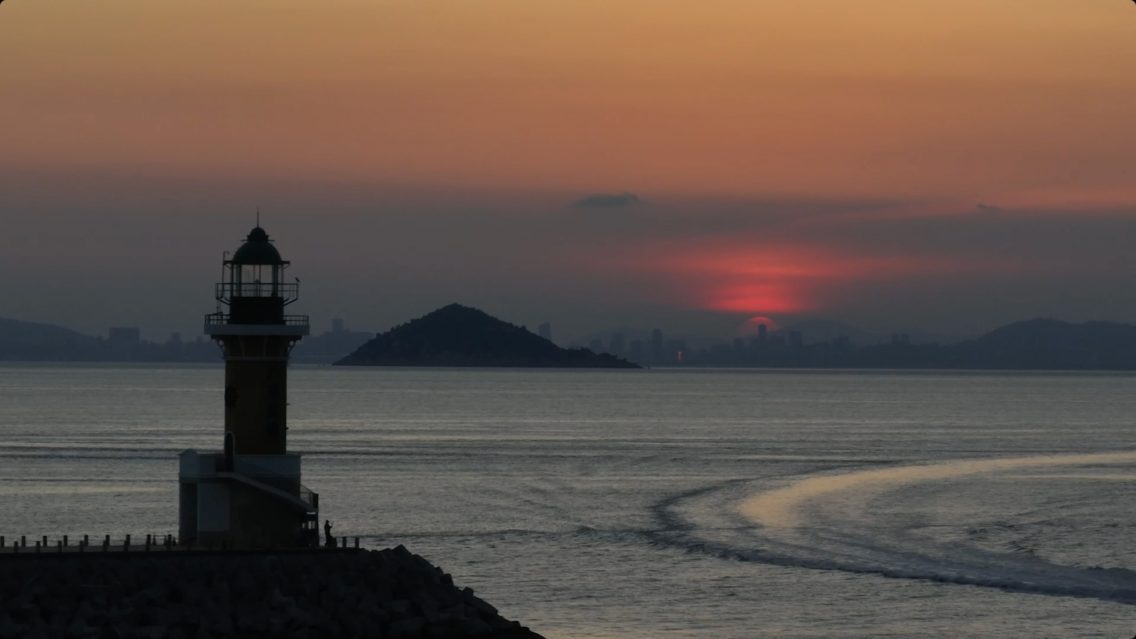 航拍桂山岛:地处港珠澳"黄金三角",船只穿行海上风车群蔚为壮观